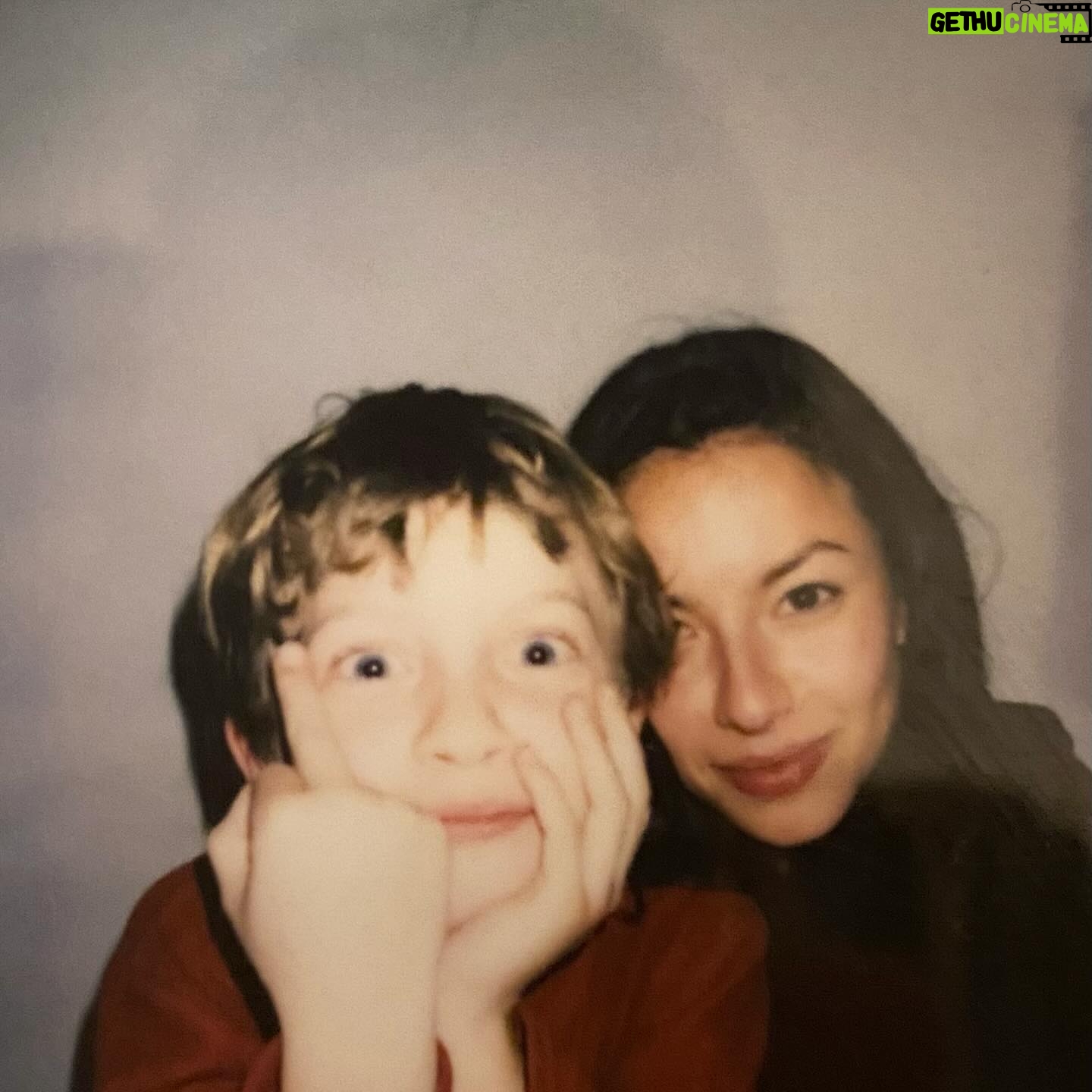 Antonia Giesen Instagram - Entre bocas y vacas, escenarios, diarios, garabatos y pelos.