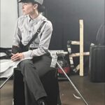 Antonia Giesen Instagram - El goce y el delirio de un equipo trabajando, jugando?mientras hacíamos Los Hiperbóreos, entre marionetas, cabezas gigantes, recorriendo la línea del tiempo, habitando el presente, en medio del público, en medio del verano santiaguino, frente a ventiladores donde jugaba a decir mis textos, como niña de 5 que experimenta la alteración del sonido de su voz. En medio de miles de yo en cuadros, de yo siendo yo. De una tenebrosamente igual a mi. En medio de tod@s haciendo todo, voces, escenografía, dando instrucciones, proponiendo experimentos. Haciendo cine antiguo? Haciendo cine? Estábamos en una expo? En un set? era una sala de ensayo o un taller de artes visuales?. Que lo pasamos bien en nuestro claustro creativo veraniego de galpón. 🫀