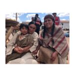 Antonia Giesen Instagram - Revisando las nominaciones de las distintas categorías de los premios Caleuche, pienso, cresta que maravillos@s y tremend@s actrices y actores tenemos en Chile! Me enorgullecen tod@s l@s nominad@s y también much@s otr@s que no lo están, pero que sabemos cuánto hacen y entregan, imaginando, ensayando, grabando en el set y fuera del set. Estoy muy agradecida por esta nominación, porque siempre es un calorcito al cuerpo y una nueva confirmación de que una no lo está haciendo tan mal, pero a su vez, agradecida por estar compartiendo en esta categoría con mansas actrices, de esas que tan solo pensar en la idea de que algún día podrás llegar a compartir escena te derrite, y que tal vez, muy temblorosa llegarás a ese encuentro y luego solo podrás sentir hogar. Porque justamente eso es lo que las hace tan tremendas. De algunas lo sé con certeza porque he tenido el honor de trabajar con ellas, de otras he tenido el placer de presenciar cómo trabajan y de otras he gozado al escuchar sobre cómo trabajan a partir de comentarios de otr@s. Y me agarro de este piropo al mundo de la actuación para continuar diciendo que me alegra, alivia e ilusiona profundamente tener al presidente electo @gabrielboric como aliado de las artes. Un presidente, que intuyo a partir de sus actos, que sabe lo que sus artistas están haciendo, que nos habla de música, poesía, que va al teatro, que ve cine, que posiblemente sabe que el arte obsesiona, que puede enloquecer, pero que sin duda, ante todo, sana y nutre al mundo, porque nos conecta, ya sea in situ mientras creamos o la extensión de la obra cuando llega a la vista o a las manos de l@s otr@s. Tal vez esta reflexión es un tanto volátil de mi parte, pero es que no dejo de pensar que estos premios en particular solo provienen de la genuina intención de querer cuidarnos como nicho, y eso solo se hace a través del reconocimiento. GRACIAS @somoschileactores Mis agradecimientos eternos a todo el equipo de Inés del alma mía (elenco, dirección, maquillaje, vestuario, tecnic@s, arte, tod@s) porque fueron siempre tremendamente generos@s, y porque aún en medio de un estallido social, álgido, difícil y hermoso sacamos adelante esta serie.