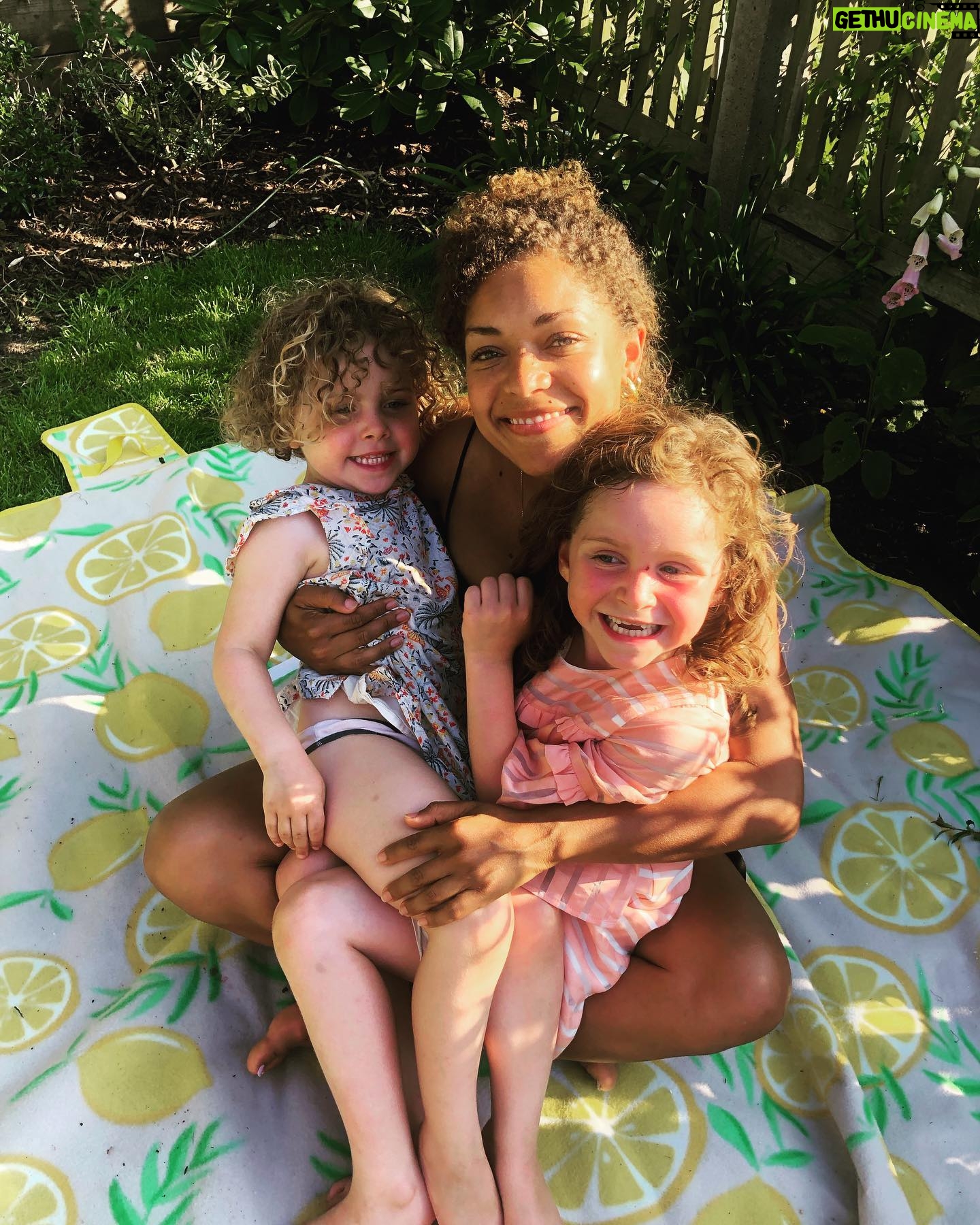 Antonia Thomas - 67.5K Likes - Smothering auntie 🧡