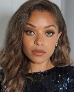 Antonia Thomas Instagram - Thursday night. Out out. 🖤🖤🖤🖤🖤 @britishvogue x @netflixuk @bafta TV Wearing @rachelgilbertau @rupertsanderson @mariablackjewellery @giarite Styling: @hollyevawhite Make up: @valeriaferreiramakeup 🖤🖤🖤🖤🖤