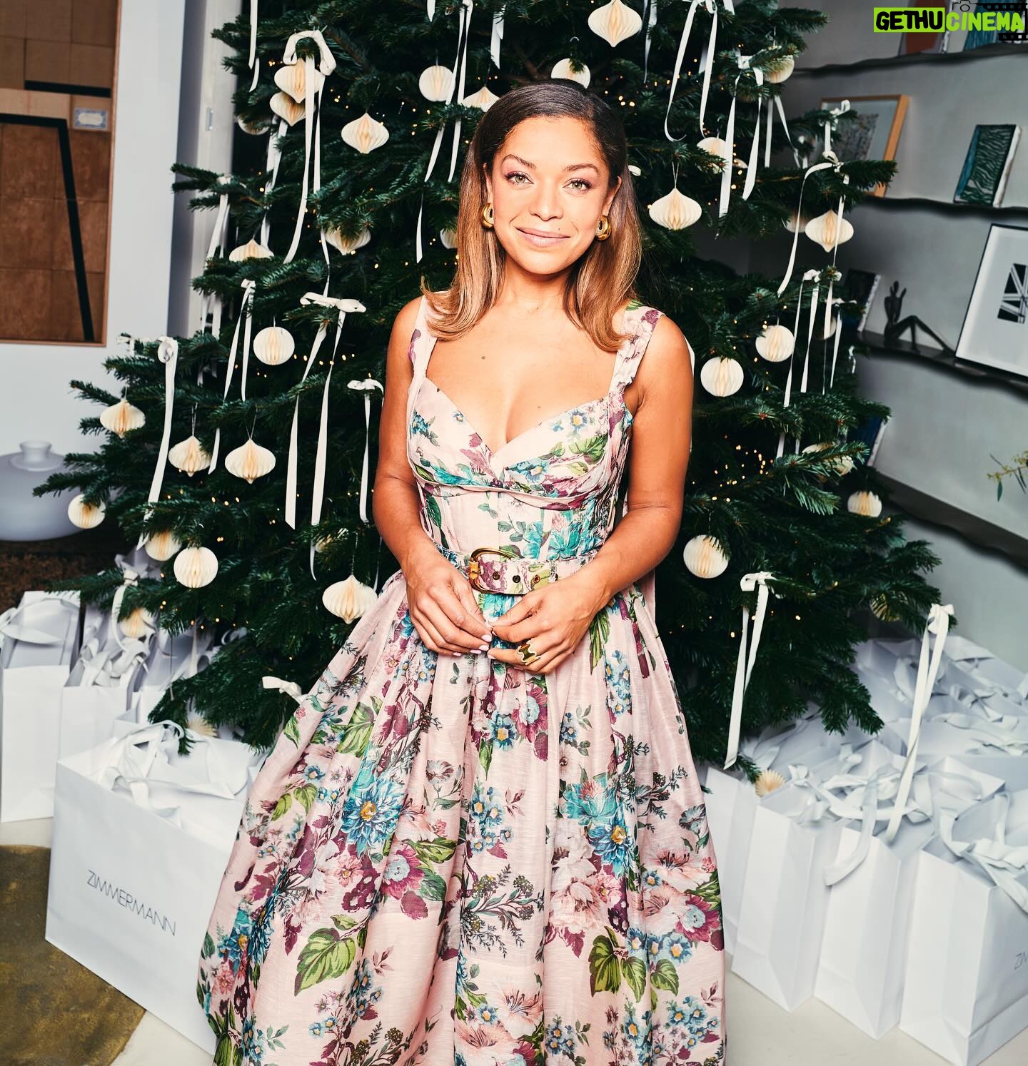 Antonia Thomas Instagram - Un Noël Zimmerman à Paris Thank you @zimmermann for the most beautiful evening. It was so special to celebrate the opening of Nicky and Simone’s new store in Paris. The most festive gorgeous evening. Wearing @zimmermann Makeup : @barriegmakeup Hair: @martyn.foss.calder Thank you lovely @ivanalostudio 🖤