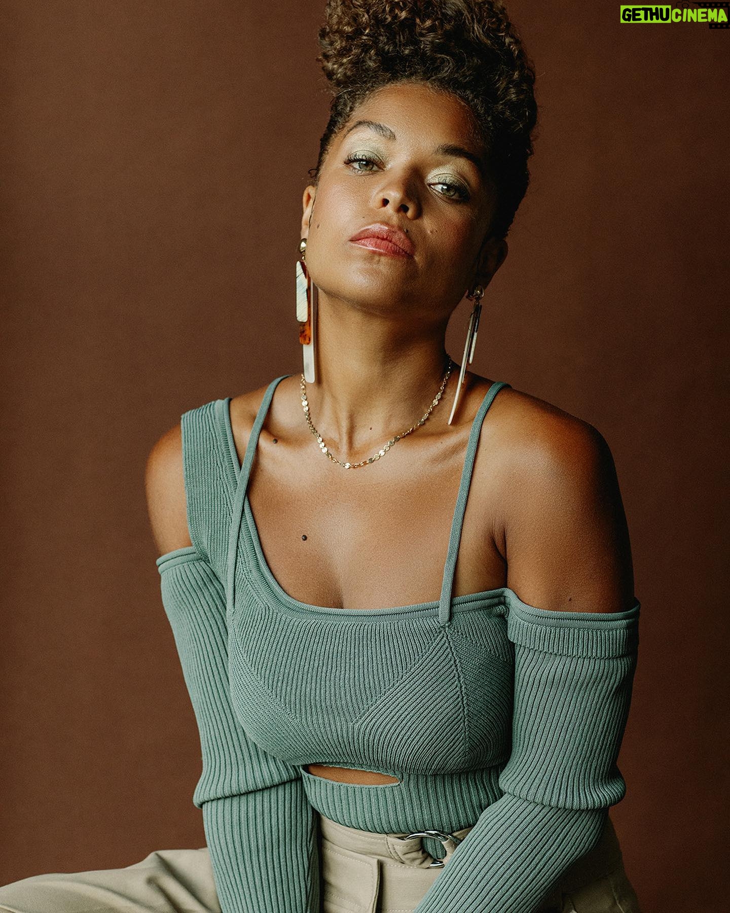 Antonia Thomas - 17.7K Likes - "My plan is to have a production company, and to have things on the slate and people that I want to work with - and create. That’s what I want to be doing." – @althomas1 x @squaremile – read the full interview on Square Mile's website now.
.
Photography: @brit_gill
Styling: @michelleaddisonstyle
Make up: @nadiahoecklin
Hair: @taniabecker
