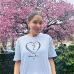 Antonia Thomas Instagram - 💛💛💛 I’m so proud to wear this @charliemackesy t-shirt for @chooselove to help raise funds and provide aid to those affected by the tragic earthquakes. At least £15 per sale goes to Choose Love’s work in Turkey and the region supporting people whose lives have been devastated by the disaster with rescue services, medical care, food, warm blankets, tents, shelter and much more. So grab a T-shirt. Let’s do what we can to help. 💛💛💛 LINK IN BIO