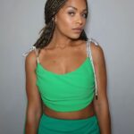 Antonia Thomas Instagram - 💚🧚🏽‍♂️👗🪲🦚🌿🍏💚 @francescabrazzo @hollyevawhite @azziandosta @aquazzura @tylerellisofficial @886royalmint @momoshair #eerisingstar #EEBaftas @vanityfairlondon
