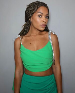 Antonia Thomas Instagram - 💚🧚🏽‍♂️👗🪲🦚🌿🍏💚 

@francescabrazzo 
@hollyevawhite 
@azziandosta 
@aquazzura 
@tylerellisofficial 
@886royalmint 
@momoshair 
#eerisingstar #EEBaftas @vanityfairlondon