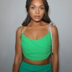Antonia Thomas Instagram - 💚🧚🏽‍♂️👗🪲🦚🌿🍏💚 @francescabrazzo @hollyevawhite @azziandosta @aquazzura @tylerellisofficial @886royalmint @momoshair #eerisingstar #EEBaftas @vanityfairlondon