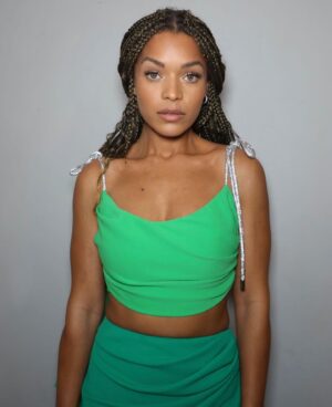 Antonia Thomas Instagram - 💚🧚🏽‍♂️👗🪲🦚🌿🍏💚 

@francescabrazzo 
@hollyevawhite 
@azziandosta 
@aquazzura 
@tylerellisofficial 
@886royalmint 
@momoshair 
#eerisingstar #EEBaftas @vanityfairlondon