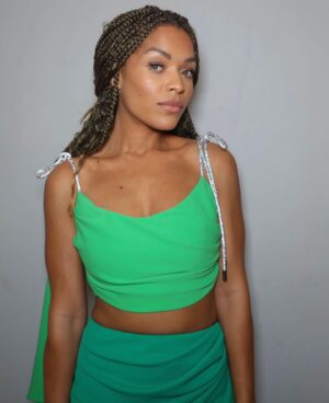 Antonia Thomas Instagram - 💚🧚🏽‍♂️👗🪲🦚🌿🍏💚 

@francescabrazzo 
@hollyevawhite 
@azziandosta 
@aquazzura 
@tylerellisofficial 
@886royalmint 
@momoshair 
#eerisingstar #EEBaftas @vanityfairlondon