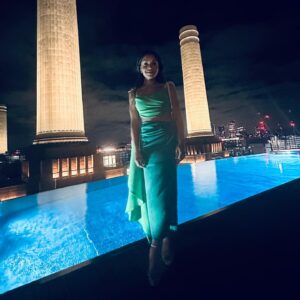 Antonia Thomas Instagram - Thank you @vanityfairlondon and @ee for having me to the #eerisingstar #EEBafta party. 💫✨💚💚💚

Styling @hollyevawhite 
Look @azziandosta 
Shoes @aquazzura 
Clutch @tylerellisofficial 
Earrings @886royalmint 
Make up @francescabrazzo  Braids @momoshair