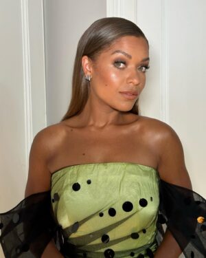 Antonia Thomas Instagram - @nationalgallery x @burberry summer soiree. 🌸 🖼️ 🎨

@huishanzhang 
@jimmychoo 
@jessica_mccormack 
@hollyevawhite 
@francescabrazzo 
@alishadobson 
@emmarosehargreaves