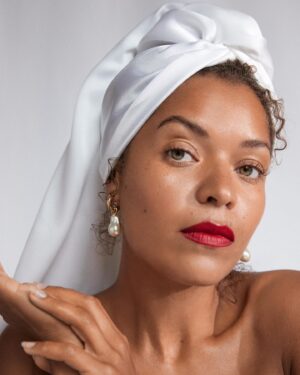 Antonia Thomas Instagram - “A mixed race girl with a pearl earring”….I know it’s not quite as catchy as the original but you’ve gotta work with what you’ve got. 

Photography- @charlotteroyle.photographer 🖤
MU- @lydiawarhurstmakeup 💙