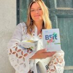 Antonija Blaće Instagram - Prije nekoliko tjedana vodila sam event povodom lansiranja novih proizvoda Podravka Grupe – Belupo B.fit - zamjenski obrok. Oduševila me opsežnost projekta, uključena znanost i rezultati studije. Uglavnom, dobila sam tada proizvode da ih probam i mogu vam reci da su me ove vrećice fino izvukle u onim situacijama kad zaboraviš skuhati, ponijeti ili uopće jesti… Postoji vise okusa - slatki Shakeovi i slane Juhe koje se rade s toplom vodom. Nutricionisti su se pobrinuli da je u ovom obroku sve sto vam treba za normalno funkcioniranje, a da pritom možete mršaviti. Možete jedan ili dva obroka zamijeniti B.fit proizvodom i lakše držati kalorijski unos u balansu! Potpuno preskakanje obroka je, valjda sad svi to već znamo- najgore sto možete napraviti ako pokušavate skinuti koji kilogram. Btw- moj fav- povrtna juha ✌🏼 #belupo #podravka #bfit