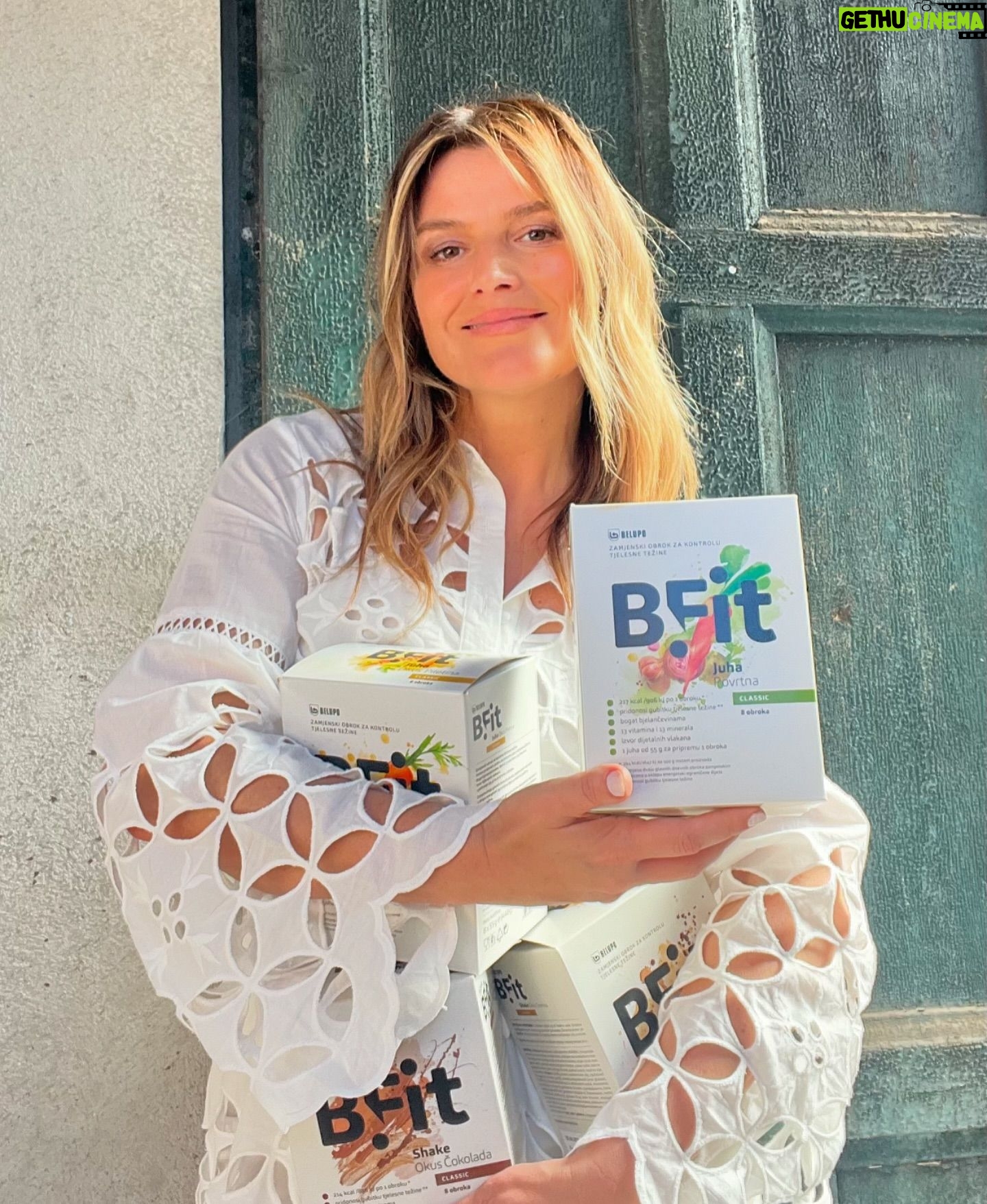 Antonija Blaće Instagram - Prije nekoliko tjedana vodila sam event povodom lansiranja novih proizvoda Podravka Grupe – Belupo B.fit - zamjenski obrok. Oduševila me opsežnost projekta, uključena znanost i rezultati studije. Uglavnom, dobila sam tada proizvode da ih probam i mogu vam reci da su me ove vrećice fino izvukle u onim situacijama kad zaboraviš skuhati, ponijeti ili uopće jesti… Postoji vise okusa - slatki Shakeovi i slane Juhe koje se rade s toplom vodom. Nutricionisti su se pobrinuli da je u ovom obroku sve sto vam treba za normalno funkcioniranje, a da pritom možete mršaviti. Možete jedan ili dva obroka zamijeniti B.fit proizvodom i lakše držati kalorijski unos u balansu! Potpuno preskakanje obroka je, valjda sad svi to već znamo- najgore sto možete napraviti ako pokušavate skinuti koji kilogram. Btw- moj fav- povrtna juha ✌🏼 #belupo #podravka #bfit