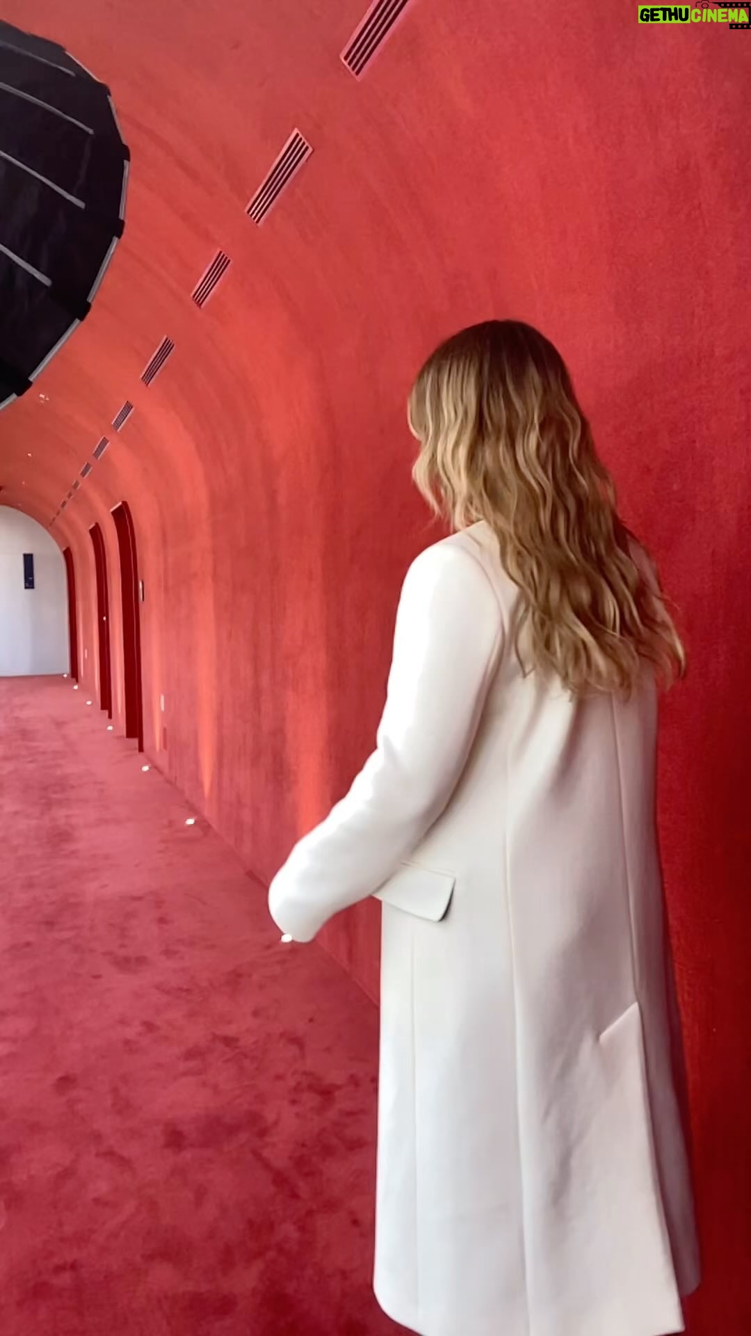 Antonija Blaće Instagram - Dok čekam fotke za @rtl_hr mali škic kako je to izgledalo na setu 🥰 #team #glamsquad #hair @mijomajhen #makeup @jlstylebeauty #styling @iva_zengg #outfit @twinsetcroatia #foto @mateasmolcicsencar #shooting #soon #styling #posing #fashion #tv #tvshow
