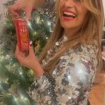 Antonija Blaće Instagram - Bit će idućih dana i druženja i papanja i pića i ića i sve van naše uobičajene mjere. To da se ne lažemo 😂 E kad je već pojačana potrošnja XIXO vam ima cijelu paletu okusa, od gaziranih pića (moj je tutti frutti s jabukom) do ledenih čajeva (my fav je breskva) Pića nemaju kofeina, sadrže ekstrakt pravog čaja i pravo voće, ambalaža je hvala Bogu od reciklirajućeg aluminija jer, helou, 2024 je. Zato tijekom ovih blagdana birajte XIXO 🥰🎄 #xixo #bpafreelining @xixohungary #festive