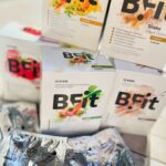 Antonija Blaće Instagram - Prije nekoliko tjedana vodila sam event povodom lansiranja novih proizvoda Podravka Grupe – Belupo B.fit - zamjenski obrok. Oduševila me opsežnost projekta, uključena znanost i rezultati studije. Uglavnom, dobila sam tada proizvode da ih probam i mogu vam reci da su me ove vrećice fino izvukle u onim situacijama kad zaboraviš skuhati, ponijeti ili uopće jesti… Postoji vise okusa - slatki Shakeovi i slane Juhe koje se rade s toplom vodom. Nutricionisti su se pobrinuli da je u ovom obroku sve sto vam treba za normalno funkcioniranje, a da pritom možete mršaviti. Možete jedan ili dva obroka zamijeniti B.fit proizvodom i lakše držati kalorijski unos u balansu! Potpuno preskakanje obroka je, valjda sad svi to već znamo- najgore sto možete napraviti ako pokušavate skinuti koji kilogram. Btw- moj fav- povrtna juha ✌🏼 #belupo #podravka #bfit