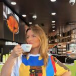 Antonija Blaće Instagram - Samo sam vas htjela podsjetiti da dok vam se radi kavica za van, možete srknut jednu u pravom kafiću u @freshcornerhr na Tifonu. Nakon dva tjedna vijećanja sa samom sobom između mješavine robuste i arabice ili samo arabice sam se odlučila za 100% arabicu o čemu svjedoči i moj brazilski outfit 😂 @tifon.hr predlažem ovakve tshirteve za uniforme kad je već kava iz Brazila. 😉 #coffeetime #coffee