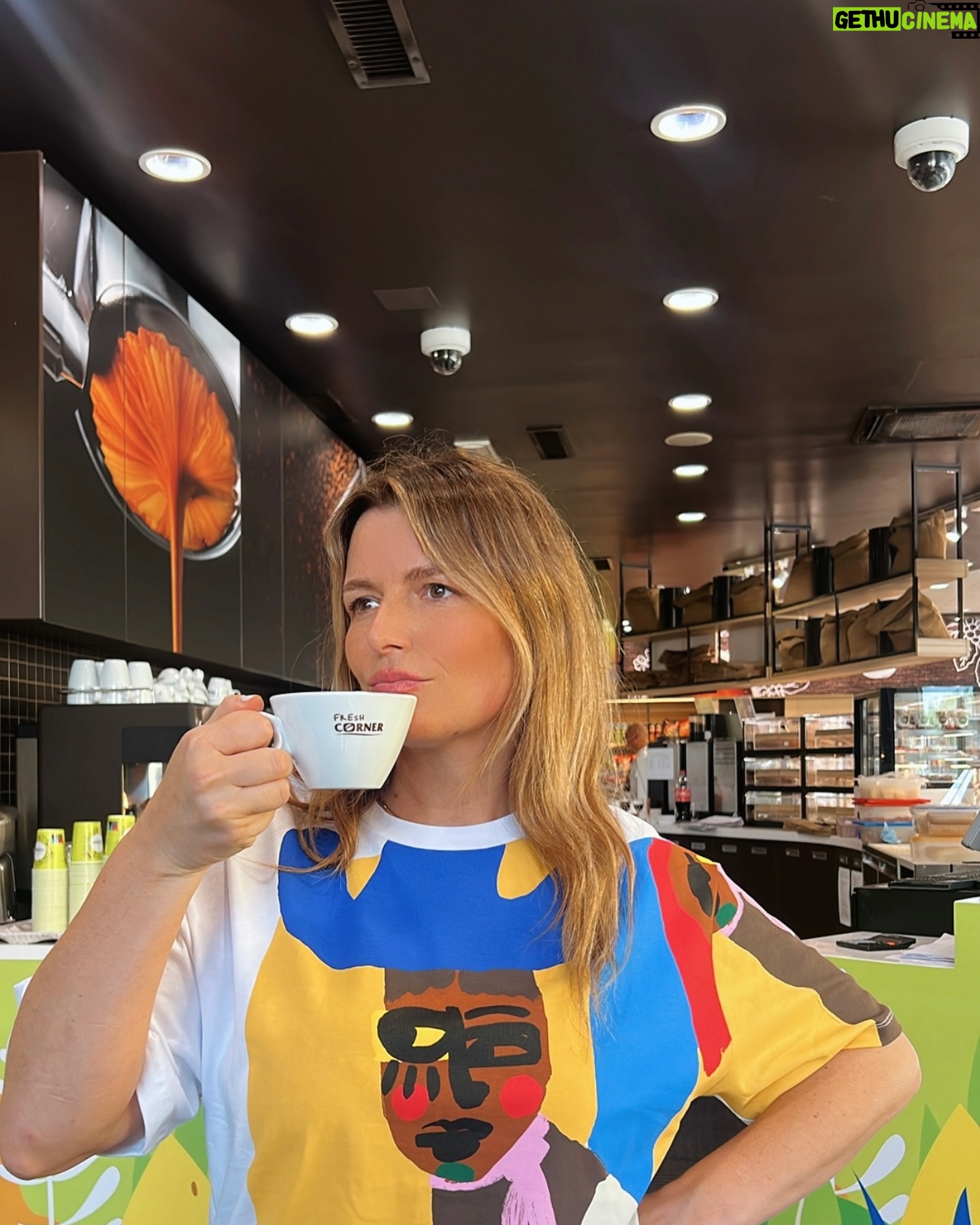 Antonija Blaće Instagram - Samo sam vas htjela podsjetiti da dok vam se radi kavica za van, možete srknut jednu u pravom kafiću u @freshcornerhr na Tifonu. Nakon dva tjedna vijećanja sa samom sobom između mješavine robuste i arabice ili samo arabice sam se odlučila za 100% arabicu o čemu svjedoči i moj brazilski outfit 😂 @tifon.hr predlažem ovakve tshirteve za uniforme kad je već kava iz Brazila. 😉 #coffeetime #coffee