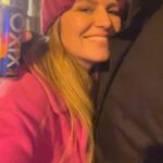 Antonija Blaće Instagram - Sve sam ja to lijepo zamislila, prijatelji obitelj, stol, jede se, pije se, ali nas je nešto pokosilo i evo taman se oporavljamo. Ništa. Đir vani! Malo muzike, grljenja… To sve popravlja 🥰 Birajte xixo za zajedničke trenutke🥰 •bez aspartama •bez konzervansa •BPA-free lining •reciklirajuća ambalaža •zgodna velicina pakiranja •pet okusa za svaki gušt #xixo #bpafreelining @xixohungary #festive #newyear