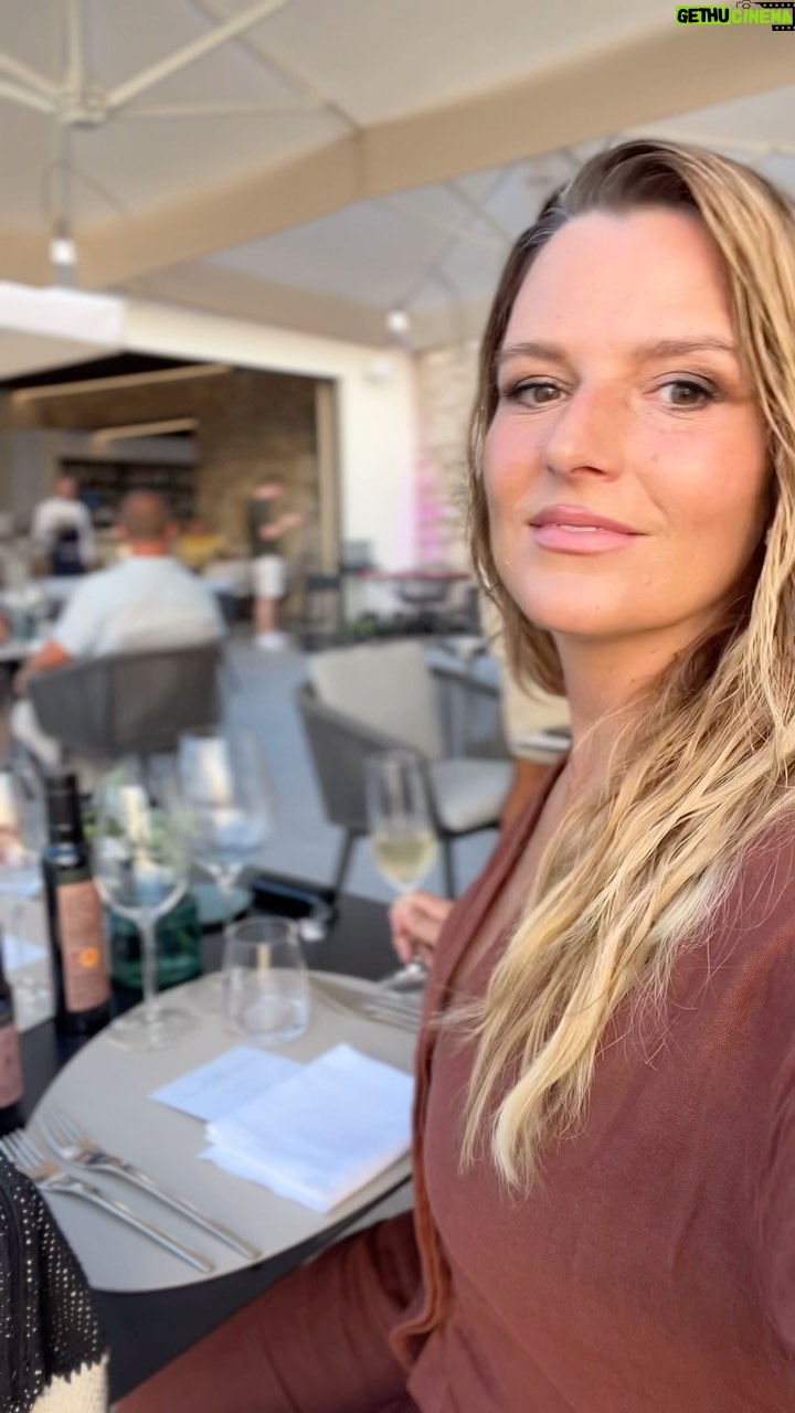 Antonija Blaće Instagram - Divno nam je bilo u @7seasbymatijabogdan 🩵 na Aminess wine & gourmet night. 5 slijedova chefova Matije Bogdana i Janeza Bratovža, divna ekipa, glazba, pogled… nova stanica na našoj gastro karti 🩵 #food #wineanddine #foodie #croatia #krk #gourmet