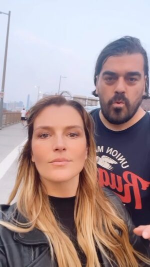 Antonija Blaće Instagram - Ono kad ne okines ni jednu fotku kipa slobode pa se snalaziš 😂 
#travel #ny #couple #antonijablace  #statueofliberty #manhattan #fun