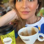 Antonija Blaće Instagram - Samo sam vas htjela podsjetiti da dok vam se radi kavica za van, možete srknut jednu u pravom kafiću u @freshcornerhr na Tifonu. Nakon dva tjedna vijećanja sa samom sobom između mješavine robuste i arabice ili samo arabice sam se odlučila za 100% arabicu o čemu svjedoči i moj brazilski outfit 😂 @tifon.hr predlažem ovakve tshirteve za uniforme kad je već kava iz Brazila. 😉 #coffeetime #coffee