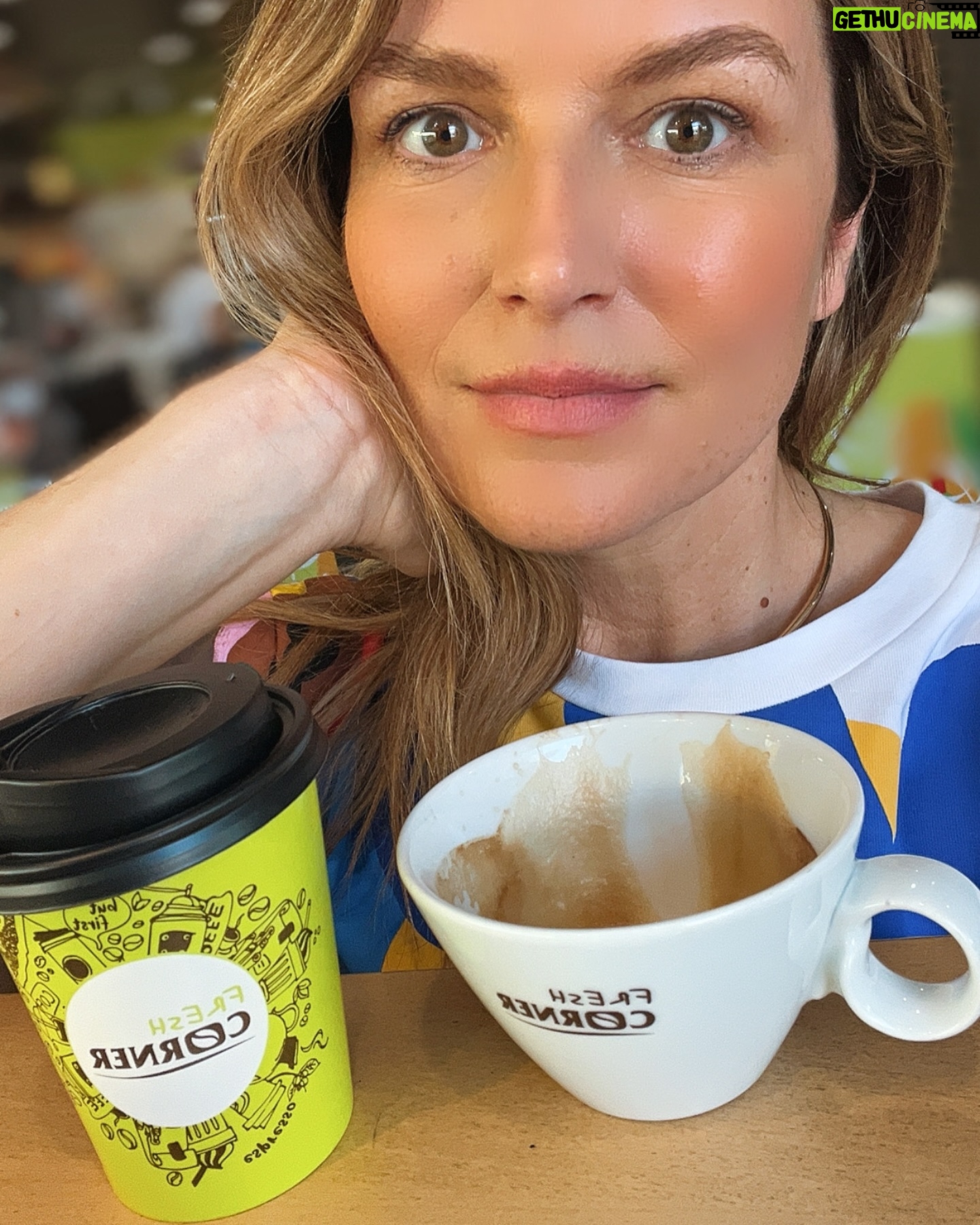 Antonija Blaće Instagram - Samo sam vas htjela podsjetiti da dok vam se radi kavica za van, možete srknut jednu u pravom kafiću u @freshcornerhr na Tifonu. Nakon dva tjedna vijećanja sa samom sobom između mješavine robuste i arabice ili samo arabice sam se odlučila za 100% arabicu o čemu svjedoči i moj brazilski outfit 😂 @tifon.hr predlažem ovakve tshirteve za uniforme kad je već kava iz Brazila. 😉 #coffeetime #coffee
