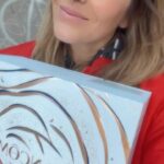 Antonija Blaće Instagram - DRUGI🎁 #ZaPodBor KREĆE 🎁 Toliko se radujem da će netko od vas uskoro postati vlasnica (može i vlasnik) ove ljepote 😍 24 iconic LANCOME proizvoda u ovom luksuznom elegantnom paketu. 🥰🎁 Sve što jednoj ženi treba je tu. Reći ću vam samo na @lancomeofficial jeziku - HYPNOSE, LA VIE EST BELLE, ABSOLUE, GENEFIQUE, IDOLE… dakle parfemi, ruževi, maskare, skincare… Toliko je paket lijep da ćete ga prvo gledati, a tek onda početi koristiti. Ali koristite sve jer sve je wow. • lajkajte ( i shareajte ako želite) reel •u komentare napišite zašto je ovaj poklon baš za vas •možete tagirati osobu kojoj bi ovaj luksuz poklonili Pustit ću vas u miru da igrate i uzivate. 🥰 imate 5 dana! #zapodbor #lancomepartner #lancomemakeup #lancomefragrance #lancomeskincare #giveaway #festive