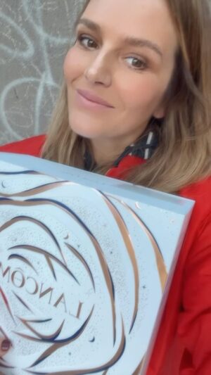 Antonija Blaće Instagram - DRUGI🎁 #ZaPodBor KREĆE 🎁
Toliko se radujem da će netko od vas uskoro postati vlasnica (može i vlasnik) ove ljepote 😍
24 iconic LANCOME proizvoda u ovom luksuznom elegantnom paketu. 🥰🎁
Sve što jednoj ženi treba je tu. Reći ću vam samo na @lancomeofficial jeziku - HYPNOSE, LA VIE EST BELLE, ABSOLUE, GENEFIQUE, IDOLE… dakle parfemi, ruževi, maskare, skincare… Toliko je paket lijep da ćete ga prvo gledati, a tek onda početi koristiti. Ali koristite sve jer sve je wow. 
• lajkajte ( i shareajte ako želite) reel 
•u komentare napišite zašto je ovaj poklon baš za vas
•možete tagirati osobu kojoj bi ovaj luksuz poklonili 
Pustit ću vas u miru da igrate i uzivate. 🥰 imate 5 dana! 
#zapodbor #lancomepartner #lancomemakeup #lancomefragrance #lancomeskincare 
#giveaway #festive