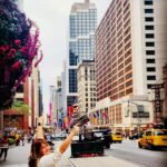 Antonija Blaće Instagram - NEW YORK photo dump 1. Dio. Znam da fotke izgledaju random, ali nisu. Ovo je samo djelić onog sto smo obišli u samo dva dana @centralparknyc prekrasna zelena, savrseno uredjena pluća grada, vježbači, joggeri, trkači, psi, koncerti..sve je tu. Iza nas je upper west side. @katzsdeli - restoran otvoren još 1888. Tu kažu da se jede najfiniji pastrami sendvič na svijetu, probali smo, stvarno je wow, inače tu se snimala ona poznata scena iz filma Kada je Harry susreo Sally. Ekstra i vrlo newyorkish dozivljaj. @metmuseum - da smo tu prepoznat ćete po Van goghovom portretu. Pokušala sma i neku Cool fotku na stepenicama ispred Meta, kao evo tu je Met gala, al stvarno nije islo 😂 Pogledali izmedju ostalog izložbu o Karlu Lagerfeldu, ali fotke nikad neće biti kao dozivljaj uzivo, stavit ću to odvojeno. Met općenito možete dva dana samo u njemu hodati. METRO- sam po sebi uvijek bilo grada, ovdje osobito privlačan, barem meni, tu se sreću svi, malo je dotrajao, ali meni je to nekako šarmantno i ajmo radije rec vintage. Grad je fenomenalno povezan, a ako mene pitate - za malo odmora, a ako ipak ne želite gubit vrijeme radije sjest u metro pa odmarati. Em ljudi, em su stanice obogaćene plakatima, muralima, poezijom, kako gdje naletite. Vešeraj- nije znamenitost, ali ovako njujorčani to rade, nema mašina po stanovima nego zbilja very Seinfeldish, i kao sto vidimo u serijama - svaka zgrada ima svoj veseraj koji se uglavnom placa Dolar dva za pranje i dolar dva za sušenje. @unitednations - zadnja fotka - ljudska prava, da ne zaboravimo. Dosta me se dojmio obilazak UNa moram priznati. To je za serijal samo po sebi. Ostale fotke su samo naše napaćene noge i oci jer smo u 2 i pol dana prošli skoro 100000 koraka. Padamo s nogu ali ne damo se, hodamo jer tako se tu zivi. Vajbamo. a zašto slika nemam previše, pogotovo ne dobrih jer svaku okinemo samo u nekom letu. Pa ne ispadnem dobro ni ja ni New York pa bi se trebalo namjestit, a to mi malo bude gubitak vremena. Ali probat cuuuuuu, sad sam vec usla u ritam pa će bit lakše. Ljubim vas sve #ny #nyc #centralpark #un #katzsdeli #pastrami #subway #nycity #metropolitan #metgala #karllagerfeld #moma #usa #manhattan #vibe