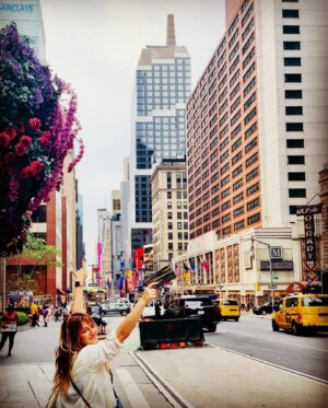 Antonija Blaće Instagram - NEW YORK  photo dump 1. Dio. 
Znam da fotke izgledaju random, ali nisu. Ovo je samo djelić onog sto smo obišli u samo dva dana
@centralparknyc prekrasna zelena, savrseno uredjena pluća grada, vježbači, joggeri, trkači, psi, koncerti..sve je tu. 
Iza nas je upper west side. 
@katzsdeli - restoran otvoren još 1888. Tu kažu da se jede najfiniji pastrami sendvič na svijetu, probali smo, stvarno je wow, inače tu se snimala ona poznata scena iz filma Kada je Harry susreo Sally. Ekstra i vrlo newyorkish dozivljaj. 
@metmuseum - da smo tu prepoznat ćete po Van goghovom portretu. Pokušala sma i neku Cool fotku na stepenicama ispred Meta, kao evo tu je Met gala, al stvarno nije islo 😂 Pogledali izmedju ostalog izložbu o Karlu Lagerfeldu, ali fotke nikad neće biti kao dozivljaj uzivo, stavit ću to odvojeno. Met općenito možete dva dana samo u njemu hodati. 
METRO- sam po sebi uvijek bilo grada, ovdje osobito privlačan, barem meni, tu se sreću svi, malo je dotrajao, ali meni je to nekako šarmantno i ajmo radije rec vintage. Grad je fenomenalno povezan, a ako mene pitate - za malo odmora, a ako ipak ne želite gubit vrijeme radije sjest u metro pa odmarati. Em ljudi, em su stanice obogaćene plakatima, muralima, poezijom, kako gdje naletite. 
Vešeraj- nije znamenitost, ali ovako njujorčani to rade, nema mašina po stanovima nego zbilja very Seinfeldish, i kao sto vidimo u serijama - svaka zgrada ima svoj veseraj koji se uglavnom placa Dolar dva za pranje i dolar dva za sušenje. 
@unitednations - zadnja fotka - ljudska prava, da ne zaboravimo.  Dosta me se dojmio obilazak UNa moram  priznati. To je za serijal samo po sebi. 
Ostale fotke su samo naše napaćene noge i oci jer smo u 2 i pol dana prošli skoro 100000 koraka. Padamo s nogu ali ne damo se, hodamo jer tako se tu zivi. Vajbamo. 
a zašto slika nemam previše, pogotovo ne dobrih jer svaku okinemo samo u nekom letu. Pa ne ispadnem dobro ni ja ni New York pa bi se trebalo namjestit, a to mi malo bude gubitak vremena. 
Ali probat cuuuuuu, sad sam vec usla u ritam pa će bit lakše. 

Ljubim vas sve 
#ny #nyc #centralpark #un #katzsdeli #pastrami #subway #nycity #metropolitan #metgala #karllagerfeld #moma #usa #manhattan #vibe