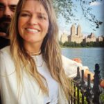 Antonija Blaće Instagram - NEW YORK photo dump 1. Dio. Znam da fotke izgledaju random, ali nisu. Ovo je samo djelić onog sto smo obišli u samo dva dana @centralparknyc prekrasna zelena, savrseno uredjena pluća grada, vježbači, joggeri, trkači, psi, koncerti..sve je tu. Iza nas je upper west side. @katzsdeli - restoran otvoren još 1888. Tu kažu da se jede najfiniji pastrami sendvič na svijetu, probali smo, stvarno je wow, inače tu se snimala ona poznata scena iz filma Kada je Harry susreo Sally. Ekstra i vrlo newyorkish dozivljaj. @metmuseum - da smo tu prepoznat ćete po Van goghovom portretu. Pokušala sma i neku Cool fotku na stepenicama ispred Meta, kao evo tu je Met gala, al stvarno nije islo 😂 Pogledali izmedju ostalog izložbu o Karlu Lagerfeldu, ali fotke nikad neće biti kao dozivljaj uzivo, stavit ću to odvojeno. Met općenito možete dva dana samo u njemu hodati. METRO- sam po sebi uvijek bilo grada, ovdje osobito privlačan, barem meni, tu se sreću svi, malo je dotrajao, ali meni je to nekako šarmantno i ajmo radije rec vintage. Grad je fenomenalno povezan, a ako mene pitate - za malo odmora, a ako ipak ne želite gubit vrijeme radije sjest u metro pa odmarati. Em ljudi, em su stanice obogaćene plakatima, muralima, poezijom, kako gdje naletite. Vešeraj- nije znamenitost, ali ovako njujorčani to rade, nema mašina po stanovima nego zbilja very Seinfeldish, i kao sto vidimo u serijama - svaka zgrada ima svoj veseraj koji se uglavnom placa Dolar dva za pranje i dolar dva za sušenje. @unitednations - zadnja fotka - ljudska prava, da ne zaboravimo. Dosta me se dojmio obilazak UNa moram priznati. To je za serijal samo po sebi. Ostale fotke su samo naše napaćene noge i oci jer smo u 2 i pol dana prošli skoro 100000 koraka. Padamo s nogu ali ne damo se, hodamo jer tako se tu zivi. Vajbamo. a zašto slika nemam previše, pogotovo ne dobrih jer svaku okinemo samo u nekom letu. Pa ne ispadnem dobro ni ja ni New York pa bi se trebalo namjestit, a to mi malo bude gubitak vremena. Ali probat cuuuuuu, sad sam vec usla u ritam pa će bit lakše. Ljubim vas sve #ny #nyc #centralpark #un #katzsdeli #pastrami #subway #nycity #metropolitan #metgala #karllagerfeld #moma #usa #manhattan #vibe