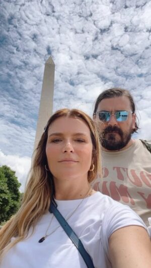 Antonija Blaće Instagram - Ovo NIJE reklama za putno osiguranje, ali, tako mi svega TREBALA BI BIT 😂 
#travelblogger @hrvojebrlecic #BOCNIDASIBIO #bocnidasibio #DC #washington #travelreels #travelcouple