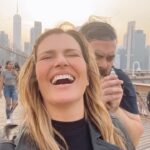 Antonija Blaće Instagram - ‼️NEW TREND ALERT ‼️😂😂😂 ONLY VIDEO FROM BROOKLYN BRIDGE YOU WILL EVER NEED 😂😂😂 Gotovo je s kosim tornjem u Pisi, lovljenjem sunca u ruku na fotki… THIS IS HOW YOU DO IT. 😂 Naravno pojma nisam imala šta će Napravit 😂 @hrvojebrlecic #bocnidasibio #travel #brooklynbridge #travelblogger #travelcouple #funny #viral #fun #nyc