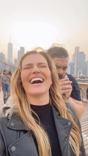 Antonija Blaće Instagram - ‼️NEW TREND ALERT ‼️😂😂😂
ONLY VIDEO FROM BROOKLYN BRIDGE YOU WILL EVER NEED 
😂😂😂 
Gotovo je s kosim tornjem u Pisi, lovljenjem sunca u ruku na fotki… THIS IS HOW YOU DO IT. 😂 
Naravno pojma nisam imala šta će Napravit 😂 @hrvojebrlecic #bocnidasibio 
#travel #brooklynbridge #travelblogger #travelcouple #funny #viral #fun #nyc