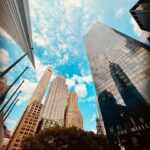 Antonija Blaće Instagram - NEW YORK photo dump 1. Dio. Znam da fotke izgledaju random, ali nisu. Ovo je samo djelić onog sto smo obišli u samo dva dana @centralparknyc prekrasna zelena, savrseno uredjena pluća grada, vježbači, joggeri, trkači, psi, koncerti..sve je tu. Iza nas je upper west side. @katzsdeli - restoran otvoren još 1888. Tu kažu da se jede najfiniji pastrami sendvič na svijetu, probali smo, stvarno je wow, inače tu se snimala ona poznata scena iz filma Kada je Harry susreo Sally. Ekstra i vrlo newyorkish dozivljaj. @metmuseum - da smo tu prepoznat ćete po Van goghovom portretu. Pokušala sma i neku Cool fotku na stepenicama ispred Meta, kao evo tu je Met gala, al stvarno nije islo 😂 Pogledali izmedju ostalog izložbu o Karlu Lagerfeldu, ali fotke nikad neće biti kao dozivljaj uzivo, stavit ću to odvojeno. Met općenito možete dva dana samo u njemu hodati. METRO- sam po sebi uvijek bilo grada, ovdje osobito privlačan, barem meni, tu se sreću svi, malo je dotrajao, ali meni je to nekako šarmantno i ajmo radije rec vintage. Grad je fenomenalno povezan, a ako mene pitate - za malo odmora, a ako ipak ne želite gubit vrijeme radije sjest u metro pa odmarati. Em ljudi, em su stanice obogaćene plakatima, muralima, poezijom, kako gdje naletite. Vešeraj- nije znamenitost, ali ovako njujorčani to rade, nema mašina po stanovima nego zbilja very Seinfeldish, i kao sto vidimo u serijama - svaka zgrada ima svoj veseraj koji se uglavnom placa Dolar dva za pranje i dolar dva za sušenje. @unitednations - zadnja fotka - ljudska prava, da ne zaboravimo. Dosta me se dojmio obilazak UNa moram priznati. To je za serijal samo po sebi. Ostale fotke su samo naše napaćene noge i oci jer smo u 2 i pol dana prošli skoro 100000 koraka. Padamo s nogu ali ne damo se, hodamo jer tako se tu zivi. Vajbamo. a zašto slika nemam previše, pogotovo ne dobrih jer svaku okinemo samo u nekom letu. Pa ne ispadnem dobro ni ja ni New York pa bi se trebalo namjestit, a to mi malo bude gubitak vremena. Ali probat cuuuuuu, sad sam vec usla u ritam pa će bit lakše. Ljubim vas sve #ny #nyc #centralpark #un #katzsdeli #pastrami #subway #nycity #metropolitan #metgala #karllagerfeld #moma #usa #manhattan #vibe