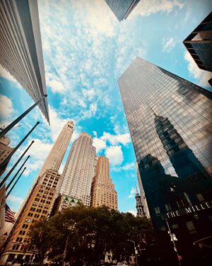 Antonija Blaće Instagram - NEW YORK  photo dump 1. Dio. 
Znam da fotke izgledaju random, ali nisu. Ovo je samo djelić onog sto smo obišli u samo dva dana
@centralparknyc prekrasna zelena, savrseno uredjena pluća grada, vježbači, joggeri, trkači, psi, koncerti..sve je tu. 
Iza nas je upper west side. 
@katzsdeli - restoran otvoren još 1888. Tu kažu da se jede najfiniji pastrami sendvič na svijetu, probali smo, stvarno je wow, inače tu se snimala ona poznata scena iz filma Kada je Harry susreo Sally. Ekstra i vrlo newyorkish dozivljaj. 
@metmuseum - da smo tu prepoznat ćete po Van goghovom portretu. Pokušala sma i neku Cool fotku na stepenicama ispred Meta, kao evo tu je Met gala, al stvarno nije islo 😂 Pogledali izmedju ostalog izložbu o Karlu Lagerfeldu, ali fotke nikad neće biti kao dozivljaj uzivo, stavit ću to odvojeno. Met općenito možete dva dana samo u njemu hodati. 
METRO- sam po sebi uvijek bilo grada, ovdje osobito privlačan, barem meni, tu se sreću svi, malo je dotrajao, ali meni je to nekako šarmantno i ajmo radije rec vintage. Grad je fenomenalno povezan, a ako mene pitate - za malo odmora, a ako ipak ne želite gubit vrijeme radije sjest u metro pa odmarati. Em ljudi, em su stanice obogaćene plakatima, muralima, poezijom, kako gdje naletite. 
Vešeraj- nije znamenitost, ali ovako njujorčani to rade, nema mašina po stanovima nego zbilja very Seinfeldish, i kao sto vidimo u serijama - svaka zgrada ima svoj veseraj koji se uglavnom placa Dolar dva za pranje i dolar dva za sušenje. 
@unitednations - zadnja fotka - ljudska prava, da ne zaboravimo.  Dosta me se dojmio obilazak UNa moram  priznati. To je za serijal samo po sebi. 
Ostale fotke su samo naše napaćene noge i oci jer smo u 2 i pol dana prošli skoro 100000 koraka. Padamo s nogu ali ne damo se, hodamo jer tako se tu zivi. Vajbamo. 
a zašto slika nemam previše, pogotovo ne dobrih jer svaku okinemo samo u nekom letu. Pa ne ispadnem dobro ni ja ni New York pa bi se trebalo namjestit, a to mi malo bude gubitak vremena. 
Ali probat cuuuuuu, sad sam vec usla u ritam pa će bit lakše. 

Ljubim vas sve 
#ny #nyc #centralpark #un #katzsdeli #pastrami #subway #nycity #metropolitan #metgala #karllagerfeld #moma #usa #manhattan #vibe