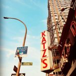 Antonija Blaće Instagram - NEW YORK photo dump 1. Dio. Znam da fotke izgledaju random, ali nisu. Ovo je samo djelić onog sto smo obišli u samo dva dana @centralparknyc prekrasna zelena, savrseno uredjena pluća grada, vježbači, joggeri, trkači, psi, koncerti..sve je tu. Iza nas je upper west side. @katzsdeli - restoran otvoren još 1888. Tu kažu da se jede najfiniji pastrami sendvič na svijetu, probali smo, stvarno je wow, inače tu se snimala ona poznata scena iz filma Kada je Harry susreo Sally. Ekstra i vrlo newyorkish dozivljaj. @metmuseum - da smo tu prepoznat ćete po Van goghovom portretu. Pokušala sma i neku Cool fotku na stepenicama ispred Meta, kao evo tu je Met gala, al stvarno nije islo 😂 Pogledali izmedju ostalog izložbu o Karlu Lagerfeldu, ali fotke nikad neće biti kao dozivljaj uzivo, stavit ću to odvojeno. Met općenito možete dva dana samo u njemu hodati. METRO- sam po sebi uvijek bilo grada, ovdje osobito privlačan, barem meni, tu se sreću svi, malo je dotrajao, ali meni je to nekako šarmantno i ajmo radije rec vintage. Grad je fenomenalno povezan, a ako mene pitate - za malo odmora, a ako ipak ne želite gubit vrijeme radije sjest u metro pa odmarati. Em ljudi, em su stanice obogaćene plakatima, muralima, poezijom, kako gdje naletite. Vešeraj- nije znamenitost, ali ovako njujorčani to rade, nema mašina po stanovima nego zbilja very Seinfeldish, i kao sto vidimo u serijama - svaka zgrada ima svoj veseraj koji se uglavnom placa Dolar dva za pranje i dolar dva za sušenje. @unitednations - zadnja fotka - ljudska prava, da ne zaboravimo. Dosta me se dojmio obilazak UNa moram priznati. To je za serijal samo po sebi. Ostale fotke su samo naše napaćene noge i oci jer smo u 2 i pol dana prošli skoro 100000 koraka. Padamo s nogu ali ne damo se, hodamo jer tako se tu zivi. Vajbamo. a zašto slika nemam previše, pogotovo ne dobrih jer svaku okinemo samo u nekom letu. Pa ne ispadnem dobro ni ja ni New York pa bi se trebalo namjestit, a to mi malo bude gubitak vremena. Ali probat cuuuuuu, sad sam vec usla u ritam pa će bit lakše. Ljubim vas sve #ny #nyc #centralpark #un #katzsdeli #pastrami #subway #nycity #metropolitan #metgala #karllagerfeld #moma #usa #manhattan #vibe