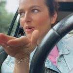 Antonija Blaće Instagram - @tifon_hr vagu zove da degustira njihovu novu Fresh Corner kavu i kaže koja je bolja? Premium 100% arabica ili blend arabice i robuste? Uzela sam lijepo obje neodlučna kakva jesam. I obje su mi TOP. 🔝 Svaka ima svoju prednost. 100% arabica je aromatičnija, ali rekla bih da robusta bolje razbuđuje... obje su kremaste i osjete se čokoladne, bademaste i lješnjakaste arome. Svakako stanite u @freshcornerhr na Tifonu i popijte si ovu prefinu kavicu na putu do posla da si složite živce za radni dan. 😂 Zašto bi kolege ikad saznali sto mislite o njima! 😂😂😂 #tifon #freshcorner