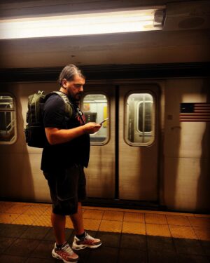 Antonija Blaće Instagram - NEW YORK  photo dump 1. Dio. 
Znam da fotke izgledaju random, ali nisu. Ovo je samo djelić onog sto smo obišli u samo dva dana
@centralparknyc prekrasna zelena, savrseno uredjena pluća grada, vježbači, joggeri, trkači, psi, koncerti..sve je tu. 
Iza nas je upper west side. 
@katzsdeli - restoran otvoren još 1888. Tu kažu da se jede najfiniji pastrami sendvič na svijetu, probali smo, stvarno je wow, inače tu se snimala ona poznata scena iz filma Kada je Harry susreo Sally. Ekstra i vrlo newyorkish dozivljaj. 
@metmuseum - da smo tu prepoznat ćete po Van goghovom portretu. Pokušala sma i neku Cool fotku na stepenicama ispred Meta, kao evo tu je Met gala, al stvarno nije islo 😂 Pogledali izmedju ostalog izložbu o Karlu Lagerfeldu, ali fotke nikad neće biti kao dozivljaj uzivo, stavit ću to odvojeno. Met općenito možete dva dana samo u njemu hodati. 
METRO- sam po sebi uvijek bilo grada, ovdje osobito privlačan, barem meni, tu se sreću svi, malo je dotrajao, ali meni je to nekako šarmantno i ajmo radije rec vintage. Grad je fenomenalno povezan, a ako mene pitate - za malo odmora, a ako ipak ne želite gubit vrijeme radije sjest u metro pa odmarati. Em ljudi, em su stanice obogaćene plakatima, muralima, poezijom, kako gdje naletite. 
Vešeraj- nije znamenitost, ali ovako njujorčani to rade, nema mašina po stanovima nego zbilja very Seinfeldish, i kao sto vidimo u serijama - svaka zgrada ima svoj veseraj koji se uglavnom placa Dolar dva za pranje i dolar dva za sušenje. 
@unitednations - zadnja fotka - ljudska prava, da ne zaboravimo.  Dosta me se dojmio obilazak UNa moram  priznati. To je za serijal samo po sebi. 
Ostale fotke su samo naše napaćene noge i oci jer smo u 2 i pol dana prošli skoro 100000 koraka. Padamo s nogu ali ne damo se, hodamo jer tako se tu zivi. Vajbamo. 
a zašto slika nemam previše, pogotovo ne dobrih jer svaku okinemo samo u nekom letu. Pa ne ispadnem dobro ni ja ni New York pa bi se trebalo namjestit, a to mi malo bude gubitak vremena. 
Ali probat cuuuuuu, sad sam vec usla u ritam pa će bit lakše. 

Ljubim vas sve 
#ny #nyc #centralpark #un #katzsdeli #pastrami #subway #nycity #metropolitan #metgala #karllagerfeld #moma #usa #manhattan #vibe