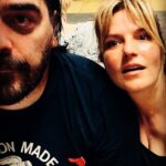 Antonija Blaće Instagram - NEW YORK photo dump 1. Dio. Znam da fotke izgledaju random, ali nisu. Ovo je samo djelić onog sto smo obišli u samo dva dana @centralparknyc prekrasna zelena, savrseno uredjena pluća grada, vježbači, joggeri, trkači, psi, koncerti..sve je tu. Iza nas je upper west side. @katzsdeli - restoran otvoren još 1888. Tu kažu da se jede najfiniji pastrami sendvič na svijetu, probali smo, stvarno je wow, inače tu se snimala ona poznata scena iz filma Kada je Harry susreo Sally. Ekstra i vrlo newyorkish dozivljaj. @metmuseum - da smo tu prepoznat ćete po Van goghovom portretu. Pokušala sma i neku Cool fotku na stepenicama ispred Meta, kao evo tu je Met gala, al stvarno nije islo 😂 Pogledali izmedju ostalog izložbu o Karlu Lagerfeldu, ali fotke nikad neće biti kao dozivljaj uzivo, stavit ću to odvojeno. Met općenito možete dva dana samo u njemu hodati. METRO- sam po sebi uvijek bilo grada, ovdje osobito privlačan, barem meni, tu se sreću svi, malo je dotrajao, ali meni je to nekako šarmantno i ajmo radije rec vintage. Grad je fenomenalno povezan, a ako mene pitate - za malo odmora, a ako ipak ne želite gubit vrijeme radije sjest u metro pa odmarati. Em ljudi, em su stanice obogaćene plakatima, muralima, poezijom, kako gdje naletite. Vešeraj- nije znamenitost, ali ovako njujorčani to rade, nema mašina po stanovima nego zbilja very Seinfeldish, i kao sto vidimo u serijama - svaka zgrada ima svoj veseraj koji se uglavnom placa Dolar dva za pranje i dolar dva za sušenje. @unitednations - zadnja fotka - ljudska prava, da ne zaboravimo. Dosta me se dojmio obilazak UNa moram priznati. To je za serijal samo po sebi. Ostale fotke su samo naše napaćene noge i oci jer smo u 2 i pol dana prošli skoro 100000 koraka. Padamo s nogu ali ne damo se, hodamo jer tako se tu zivi. Vajbamo. a zašto slika nemam previše, pogotovo ne dobrih jer svaku okinemo samo u nekom letu. Pa ne ispadnem dobro ni ja ni New York pa bi se trebalo namjestit, a to mi malo bude gubitak vremena. Ali probat cuuuuuu, sad sam vec usla u ritam pa će bit lakše. Ljubim vas sve #ny #nyc #centralpark #un #katzsdeli #pastrami #subway #nycity #metropolitan #metgala #karllagerfeld #moma #usa #manhattan #vibe