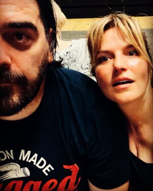 Antonija Blaće Instagram - NEW YORK  photo dump 1. Dio. 
Znam da fotke izgledaju random, ali nisu. Ovo je samo djelić onog sto smo obišli u samo dva dana
@centralparknyc prekrasna zelena, savrseno uredjena pluća grada, vježbači, joggeri, trkači, psi, koncerti..sve je tu. 
Iza nas je upper west side. 
@katzsdeli - restoran otvoren još 1888. Tu kažu da se jede najfiniji pastrami sendvič na svijetu, probali smo, stvarno je wow, inače tu se snimala ona poznata scena iz filma Kada je Harry susreo Sally. Ekstra i vrlo newyorkish dozivljaj. 
@metmuseum - da smo tu prepoznat ćete po Van goghovom portretu. Pokušala sma i neku Cool fotku na stepenicama ispred Meta, kao evo tu je Met gala, al stvarno nije islo 😂 Pogledali izmedju ostalog izložbu o Karlu Lagerfeldu, ali fotke nikad neće biti kao dozivljaj uzivo, stavit ću to odvojeno. Met općenito možete dva dana samo u njemu hodati. 
METRO- sam po sebi uvijek bilo grada, ovdje osobito privlačan, barem meni, tu se sreću svi, malo je dotrajao, ali meni je to nekako šarmantno i ajmo radije rec vintage. Grad je fenomenalno povezan, a ako mene pitate - za malo odmora, a ako ipak ne želite gubit vrijeme radije sjest u metro pa odmarati. Em ljudi, em su stanice obogaćene plakatima, muralima, poezijom, kako gdje naletite. 
Vešeraj- nije znamenitost, ali ovako njujorčani to rade, nema mašina po stanovima nego zbilja very Seinfeldish, i kao sto vidimo u serijama - svaka zgrada ima svoj veseraj koji se uglavnom placa Dolar dva za pranje i dolar dva za sušenje. 
@unitednations - zadnja fotka - ljudska prava, da ne zaboravimo.  Dosta me se dojmio obilazak UNa moram  priznati. To je za serijal samo po sebi. 
Ostale fotke su samo naše napaćene noge i oci jer smo u 2 i pol dana prošli skoro 100000 koraka. Padamo s nogu ali ne damo se, hodamo jer tako se tu zivi. Vajbamo. 
a zašto slika nemam previše, pogotovo ne dobrih jer svaku okinemo samo u nekom letu. Pa ne ispadnem dobro ni ja ni New York pa bi se trebalo namjestit, a to mi malo bude gubitak vremena. 
Ali probat cuuuuuu, sad sam vec usla u ritam pa će bit lakše. 

Ljubim vas sve 
#ny #nyc #centralpark #un #katzsdeli #pastrami #subway #nycity #metropolitan #metgala #karllagerfeld #moma #usa #manhattan #vibe