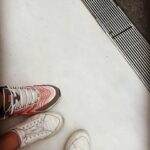 Antonija Blaće Instagram - NEW YORK photo dump 1. Dio. Znam da fotke izgledaju random, ali nisu. Ovo je samo djelić onog sto smo obišli u samo dva dana @centralparknyc prekrasna zelena, savrseno uredjena pluća grada, vježbači, joggeri, trkači, psi, koncerti..sve je tu. Iza nas je upper west side. @katzsdeli - restoran otvoren još 1888. Tu kažu da se jede najfiniji pastrami sendvič na svijetu, probali smo, stvarno je wow, inače tu se snimala ona poznata scena iz filma Kada je Harry susreo Sally. Ekstra i vrlo newyorkish dozivljaj. @metmuseum - da smo tu prepoznat ćete po Van goghovom portretu. Pokušala sma i neku Cool fotku na stepenicama ispred Meta, kao evo tu je Met gala, al stvarno nije islo 😂 Pogledali izmedju ostalog izložbu o Karlu Lagerfeldu, ali fotke nikad neće biti kao dozivljaj uzivo, stavit ću to odvojeno. Met općenito možete dva dana samo u njemu hodati. METRO- sam po sebi uvijek bilo grada, ovdje osobito privlačan, barem meni, tu se sreću svi, malo je dotrajao, ali meni je to nekako šarmantno i ajmo radije rec vintage. Grad je fenomenalno povezan, a ako mene pitate - za malo odmora, a ako ipak ne želite gubit vrijeme radije sjest u metro pa odmarati. Em ljudi, em su stanice obogaćene plakatima, muralima, poezijom, kako gdje naletite. Vešeraj- nije znamenitost, ali ovako njujorčani to rade, nema mašina po stanovima nego zbilja very Seinfeldish, i kao sto vidimo u serijama - svaka zgrada ima svoj veseraj koji se uglavnom placa Dolar dva za pranje i dolar dva za sušenje. @unitednations - zadnja fotka - ljudska prava, da ne zaboravimo. Dosta me se dojmio obilazak UNa moram priznati. To je za serijal samo po sebi. Ostale fotke su samo naše napaćene noge i oci jer smo u 2 i pol dana prošli skoro 100000 koraka. Padamo s nogu ali ne damo se, hodamo jer tako se tu zivi. Vajbamo. a zašto slika nemam previše, pogotovo ne dobrih jer svaku okinemo samo u nekom letu. Pa ne ispadnem dobro ni ja ni New York pa bi se trebalo namjestit, a to mi malo bude gubitak vremena. Ali probat cuuuuuu, sad sam vec usla u ritam pa će bit lakše. Ljubim vas sve #ny #nyc #centralpark #un #katzsdeli #pastrami #subway #nycity #metropolitan #metgala #karllagerfeld #moma #usa #manhattan #vibe