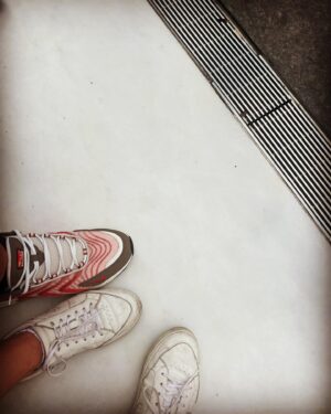 Antonija Blaće Instagram - NEW YORK  photo dump 1. Dio. 
Znam da fotke izgledaju random, ali nisu. Ovo je samo djelić onog sto smo obišli u samo dva dana
@centralparknyc prekrasna zelena, savrseno uredjena pluća grada, vježbači, joggeri, trkači, psi, koncerti..sve je tu. 
Iza nas je upper west side. 
@katzsdeli - restoran otvoren još 1888. Tu kažu da se jede najfiniji pastrami sendvič na svijetu, probali smo, stvarno je wow, inače tu se snimala ona poznata scena iz filma Kada je Harry susreo Sally. Ekstra i vrlo newyorkish dozivljaj. 
@metmuseum - da smo tu prepoznat ćete po Van goghovom portretu. Pokušala sma i neku Cool fotku na stepenicama ispred Meta, kao evo tu je Met gala, al stvarno nije islo 😂 Pogledali izmedju ostalog izložbu o Karlu Lagerfeldu, ali fotke nikad neće biti kao dozivljaj uzivo, stavit ću to odvojeno. Met općenito možete dva dana samo u njemu hodati. 
METRO- sam po sebi uvijek bilo grada, ovdje osobito privlačan, barem meni, tu se sreću svi, malo je dotrajao, ali meni je to nekako šarmantno i ajmo radije rec vintage. Grad je fenomenalno povezan, a ako mene pitate - za malo odmora, a ako ipak ne želite gubit vrijeme radije sjest u metro pa odmarati. Em ljudi, em su stanice obogaćene plakatima, muralima, poezijom, kako gdje naletite. 
Vešeraj- nije znamenitost, ali ovako njujorčani to rade, nema mašina po stanovima nego zbilja very Seinfeldish, i kao sto vidimo u serijama - svaka zgrada ima svoj veseraj koji se uglavnom placa Dolar dva za pranje i dolar dva za sušenje. 
@unitednations - zadnja fotka - ljudska prava, da ne zaboravimo.  Dosta me se dojmio obilazak UNa moram  priznati. To je za serijal samo po sebi. 
Ostale fotke su samo naše napaćene noge i oci jer smo u 2 i pol dana prošli skoro 100000 koraka. Padamo s nogu ali ne damo se, hodamo jer tako se tu zivi. Vajbamo. 
a zašto slika nemam previše, pogotovo ne dobrih jer svaku okinemo samo u nekom letu. Pa ne ispadnem dobro ni ja ni New York pa bi se trebalo namjestit, a to mi malo bude gubitak vremena. 
Ali probat cuuuuuu, sad sam vec usla u ritam pa će bit lakše. 

Ljubim vas sve 
#ny #nyc #centralpark #un #katzsdeli #pastrami #subway #nycity #metropolitan #metgala #karllagerfeld #moma #usa #manhattan #vibe
