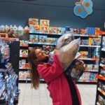 Antonija Blaće Instagram – [ EDIT – ODABRANI DOBITNICI- IMENA NA STORIJIMA] 
❗️🎁GIVEAWAY🎁❗️
Ljudi, uživala sam kao malo dijete birajući pakete i poklone za vas. Birala sam ovako uživo “pješke” s guštom, iako @kauflandhrvatska ima online katalog igračaka u kojem možete vidjeti sveeee i tu odabrati sve dječje poklone. 

Uglavnom – da ne duljim – u jednom paketu su Harry Potter legići i plišani čarobnjak, u drugom društvena igra, autići sa stazom i parkingom i još jedan preslatki plišanac. Pokloni su iste vrijednosti, a vi birajte koji želite. Sve sam vam već zamotala pa ako klinci ne znaju da ste igrali ovaj giveaway može pošiljka ravno pod bor 😍

Recite koji paket želite , a za pet dana ( u utorak 5.12. ) biramo pobjednike.
@kauflandhrvatska #kauflandhrvatska #igračke #onlinekatalog