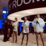 Antonija Blaće Instagram - Da ne bi bilo da nisam bila 🥰 @envyroom je proslavio veliki 20 rodjendan. Njihova revija prije x godina je bila prva koju sam vidjela u zivotu i uopće prva na koju me itko zvao. Ne znajući kako sve to izgoeda u stvarnosti, potpuno nepripremljena, došla sam prelezerna, skoro u trenerci i tenisicama jer sam jurila s jednog mjesta na drugo i računala bolje da dodjem i tako nego nikako. Eto Zato i 20 godina nakon ja u tenisicama na reviji. Mali hommage našim smotanim počecima. 🥰 Ugl, Od tad do danas puno smo suradjivali, ali srcu najdraža Ostat će ipak moja vjenčanica. 💜 ( meni, ne znam, možda i njima ☺️) Ova rodjendanska revija bila je mrak, zvali smo ih na bis (to nikad nisam vidjela), ali ipak najljepsi dio - uz Vjeku i Nikicu izasle su njihove krojačice, šivačice, šnajderice, bez kojih se teško opstaje 20 godina i envy to zna. bravo i čestitke još jednom. ❤️
