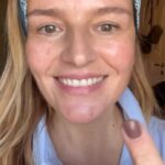 Antonija Blaće Instagram – Jako dobra linija. Jako jako dobra. Imala sam iskustva s NIVEA CELULAR EXPERT LIFT linijom jos prošle godine, jako lijepo zateže i najvažnije -hrani kožu. A nova zvijezda linije je Cellular Expert Lift 3-Zone Lifting Serum
s 10 puta većom koncentracijom bakuchiola. Bakuchiol je zvjerka od sastojka. Možda krivi odabir riječi s obzirom na to da je BILJNOG porijekla. Ako vam je to važan podatak i želite nježno djelovanje bez iritacije – probajte. I ja volim isprobavati proizvode za njegu kože. Baš uživam u tome, ali imam dosta osjetljivu kožu pa ako vidite da sam pristala predstaviti vam neki proizvod, budite sigurni da sam ga na sebi isprobala.
A sad ono najvaznije:
Masaža lica i nanošenje proizvoda- radite to nježno, ali smisleno, uvijek prema gore. Ionako ćete i serum i kremu nekako nanijeti- zašto ne pokretima koji dodatno pomažu vašoj koži?
Najviše ćete za njegu svoje kože učiniti svakodnevnom njegom pa makar trajala 2 minute. To je moja topla preporuka. #nivea #teamupithyourskin #mybestfacesolution #cellularexpertlift