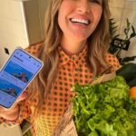 Antonija Blaće Instagram - Ne znam koliko ste se puta selili u životu, ali moj Hrvoje i ja, ako isključim dvije godine u Italiji, samo po Zagrebu 5 ili 6 puta. Pa dok nadjes omiljeni kafić,pa dok nadjes poštu, pa pekaru, pa dok nadjes dućan… traje to. 😂 Sad kad smo se konačno skrasili imamo i poštu u blizini, omiljeni kafić smo našli isti dan, a dućan nam je na woltu! Obožavam tehnologiju i doba u kojem živimo i prehepi budem kad izmisle nove praktične stvari. Dakle osim sto mi @studenac_market ko pravi susjed dodje na vrata kad mi pofali litra mlijeka, ima i CASHBACK opciju u @wolt.croatia aplikaciji. Svaki tjedan po 30 artikala od kojih kad kupite komad ( tipa kila nečega, pakiranje nečega, komad nečega) - toliko koliko ste potrošili vam se vraća na račun. 100% CASHBACK. Keš Nazad! Vama. Na wolt račun. I imate sedam dana da to potrošite . Evo ja ne znam, ali meni to top topova😍🧡🩵 da ne kazem da je teško takvog susjeda naći. #wolt #studenac