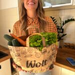 Antonija Blaće Instagram - Ne znam koliko ste se puta selili u životu, ali moj Hrvoje i ja, ako isključim dvije godine u Italiji, samo po Zagrebu 5 ili 6 puta. Pa dok nadjes omiljeni kafić,pa dok nadjes poštu, pa pekaru, pa dok nadjes dućan… traje to. 😂 Sad kad smo se konačno skrasili imamo i poštu u blizini, omiljeni kafić smo našli isti dan, a dućan nam je na woltu! Obožavam tehnologiju i doba u kojem živimo i prehepi budem kad izmisle nove praktične stvari. Dakle osim sto mi @studenac_market ko pravi susjed dodje na vrata kad mi pofali litra mlijeka, ima i CASHBACK opciju u @wolt.croatia aplikaciji. Svaki tjedan po 30 artikala od kojih kad kupite komad ( tipa kila nečega, pakiranje nečega, komad nečega) - toliko koliko ste potrošili vam se vraća na račun. 100% CASHBACK. Keš Nazad! Vama. Na wolt račun. I imate sedam dana da to potrošite . Evo ja ne znam, ali meni to top topova😍🧡🩵 da ne kazem da je teško takvog susjeda naći. #wolt #studenac